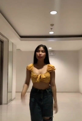1. Hot Lie Reposposa Shows Cleavage in Yellow Crop Top