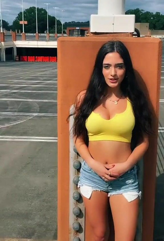 1. Sexy Ansley Spinks Shows Cleavage in Crop Top