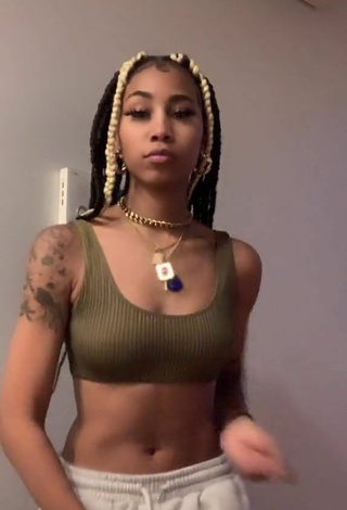 2. Sexy Ariana Taylor in Olive Crop Top