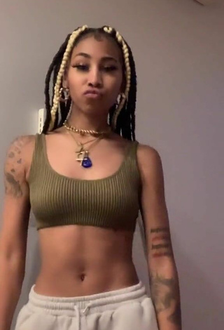 3. Sexy Ariana Taylor in Olive Crop Top