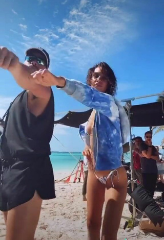 5. Hot Bella Hadid Shows Cleavage in Bikini at the Beach