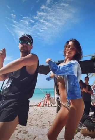 6. Hot Bella Hadid Shows Cleavage in Bikini at the Beach