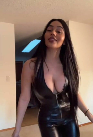 4. Sexy Barbara Ramirez Shows Cleavage in Overall