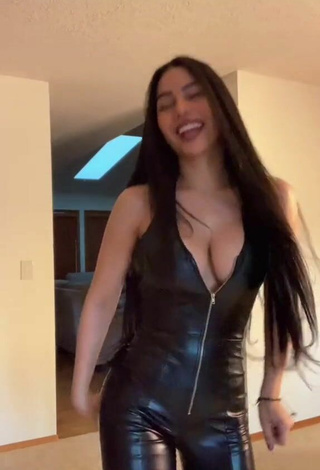 5. Sexy Barbara Ramirez Shows Cleavage in Overall