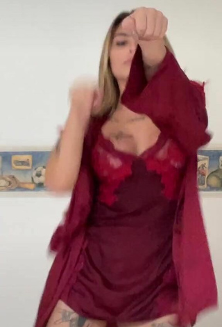 2. Hot Bárbara Shows Cleavage in Red Dress