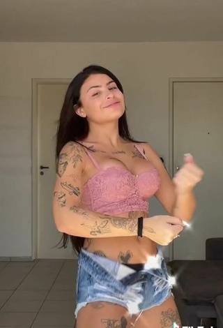 3. Erotic Bárbara Shows Cleavage in Pink Crop Top and Bouncing Tits