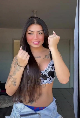 Sexy Bárbara Shows Cleavage in Bra