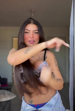 4. Sexy Bárbara Shows Cleavage in Bra