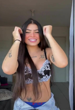 5. Sexy Bárbara Shows Cleavage in Bra