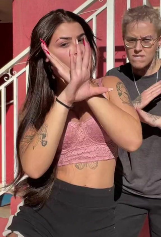 4. Sweetie Bárbara Shows Cleavage in Pink Crop Top