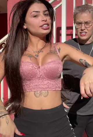 5. Sweetie Bárbara Shows Cleavage in Pink Crop Top