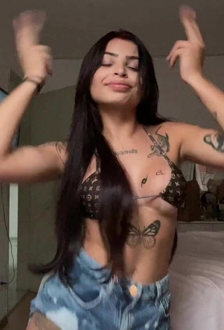 2. Sexy Bárbara Shows Cleavage in Bikini Top