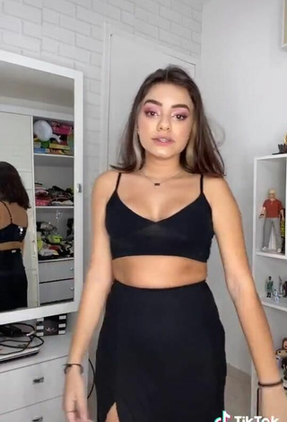 3. Amazing Bela Almada Shows Cleavage in Hot Black Crop Top and Bouncing Boobs