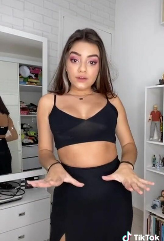 4. Amazing Bela Almada Shows Cleavage in Hot Black Crop Top and Bouncing Boobs