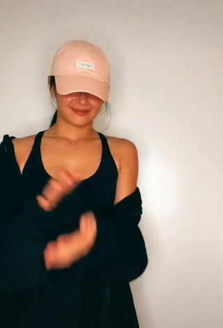 1. Sexy Bianca Umali Shows Cleavage in Black Crop Top