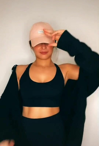 3. Sexy Bianca Umali Shows Cleavage in Black Crop Top