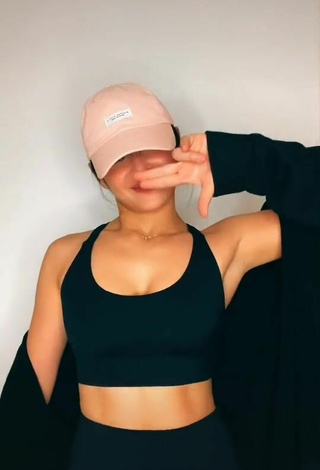 4. Sexy Bianca Umali Shows Cleavage in Black Crop Top