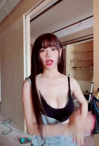 2. Hot c.0214 Shows Cleavage in Black Crop Top and Bouncing Tits