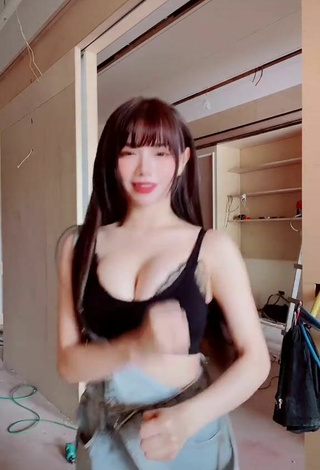 4. Hot c.0214 Shows Cleavage in Black Crop Top and Bouncing Tits