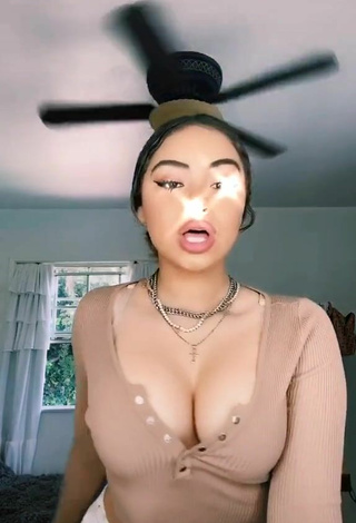 2. Devenity Perkins Shows Cleavage in Seductive Beige Crop Top and Bouncing Boobs