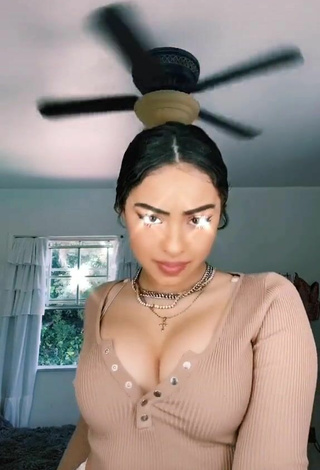 3. Devenity Perkins Shows Cleavage in Seductive Beige Crop Top and Bouncing Boobs