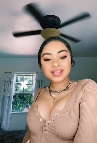 4. Devenity Perkins Shows Cleavage in Seductive Beige Crop Top and Bouncing Boobs