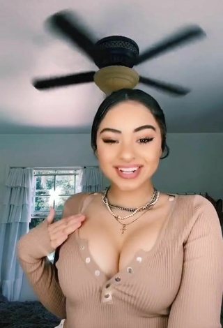 5. Devenity Perkins Shows Cleavage in Seductive Beige Crop Top and Bouncing Boobs