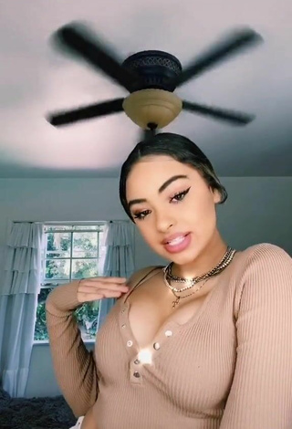 6. Devenity Perkins Shows Cleavage in Seductive Beige Crop Top and Bouncing Boobs