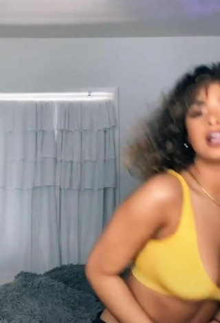2. Magnetic Devenity Perkins Shows Cleavage in Appealing Yellow Crop Top and Bouncing Boobs