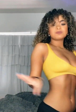4. Magnetic Devenity Perkins Shows Cleavage in Appealing Yellow Crop Top and Bouncing Boobs