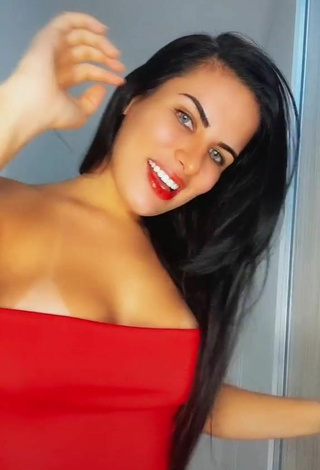 5. Seductive Dine Azevedo Shows Cleavage in Red Top