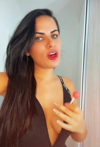 2. Lovely Dine Azevedo Shows Cleavage