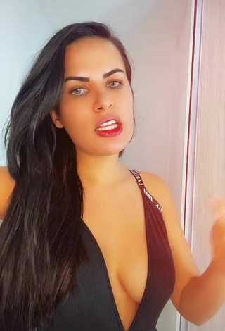 3. Lovely Dine Azevedo Shows Cleavage
