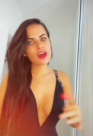 5. Lovely Dine Azevedo Shows Cleavage