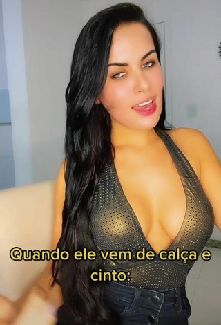 4. Sexy Dine Azevedo Shows Cleavage in Top