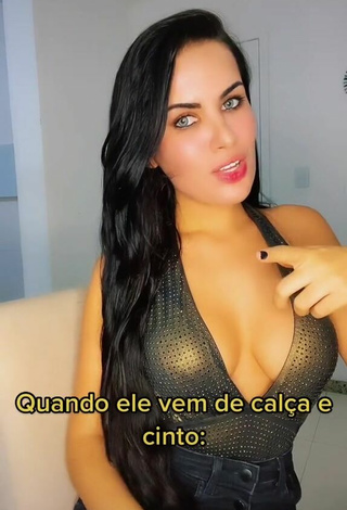 5. Sexy Dine Azevedo Shows Cleavage in Top