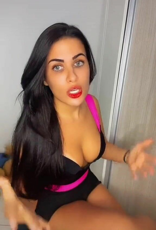 3. Sexy Dine Azevedo Shows Cleavage