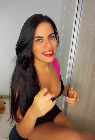 4. Sexy Dine Azevedo Shows Cleavage