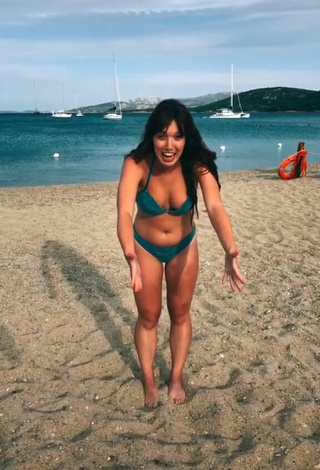 6. Hot Eleonora Olivieri Shows Cleavage in Turquoise Bikini at the Beach and Bouncing Tits