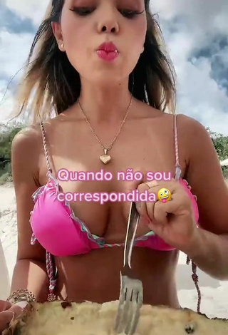 5. Sexy Elisa Ponte Shows Cleavage in Pink Bikini Top