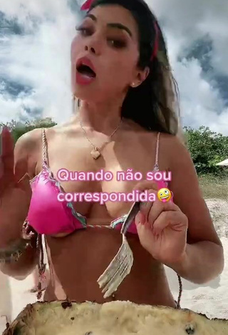 6. Sexy Elisa Ponte Shows Cleavage in Pink Bikini Top