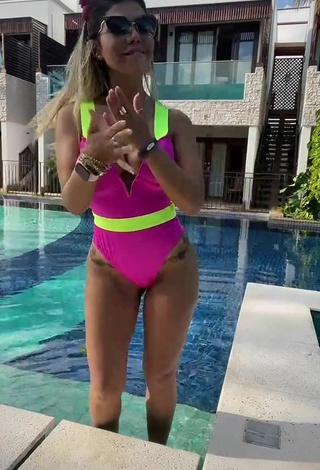 2. Sexy Elisa Ponte Shows Cleavage in Swimsuit at the Pool