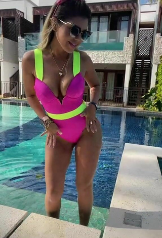 5. Sexy Elisa Ponte Shows Cleavage in Swimsuit at the Pool