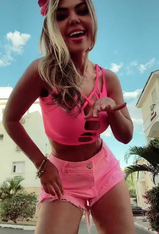 5. Sexy Elisa Ponte Shows Cleavage in Pink Crop Top