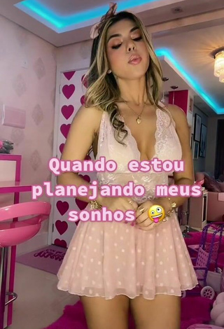 4. Sexy Elisa Ponte Shows Cleavage in Pink Dress
