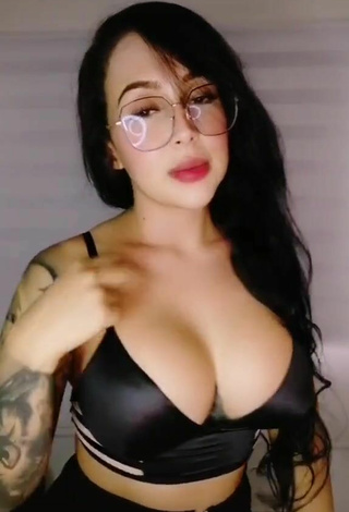 6. Eve Herrera Looks Sexy in Black Crop Top and Bouncing Tits
