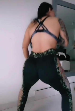 Magnetic Eve Herrera Shows Butt while Twerking