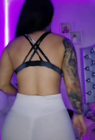 Pretty Eve Herrera Shows Big Butt
