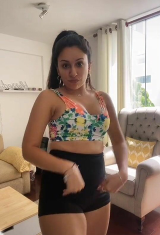 2. Hot Gina Yangali in Floral Crop Top and Bouncing Boobs