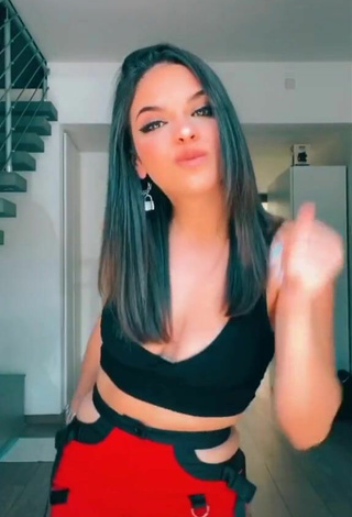 2. Seductive Giulia Paglianiti Shows Cleavage in Black Crop Top and Bouncing Tits